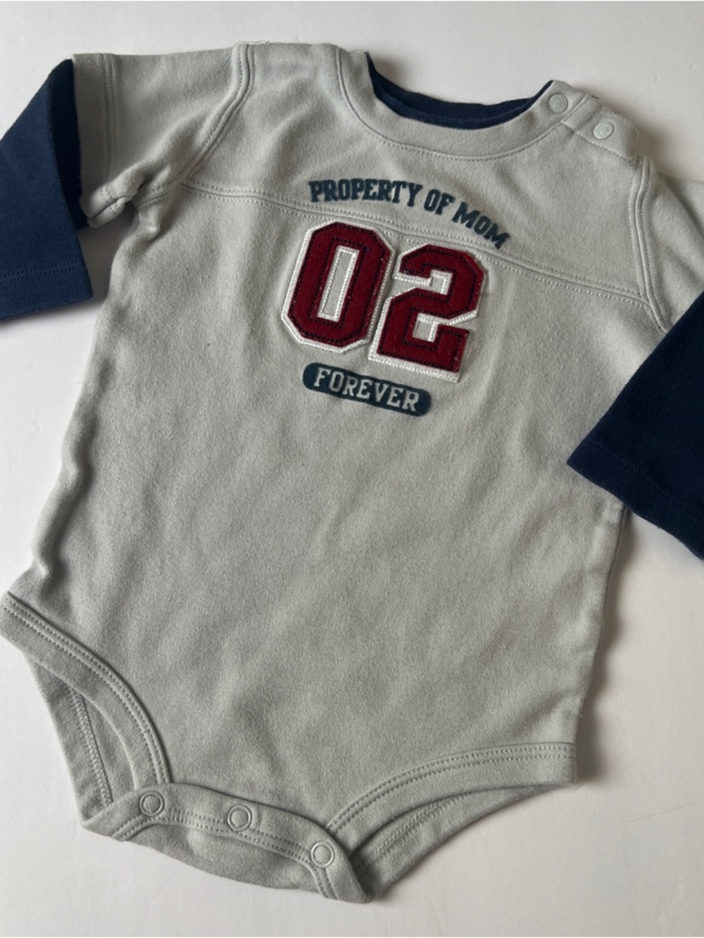 Baby Onesie "Property of Mom 02" - Light Gray & Navy